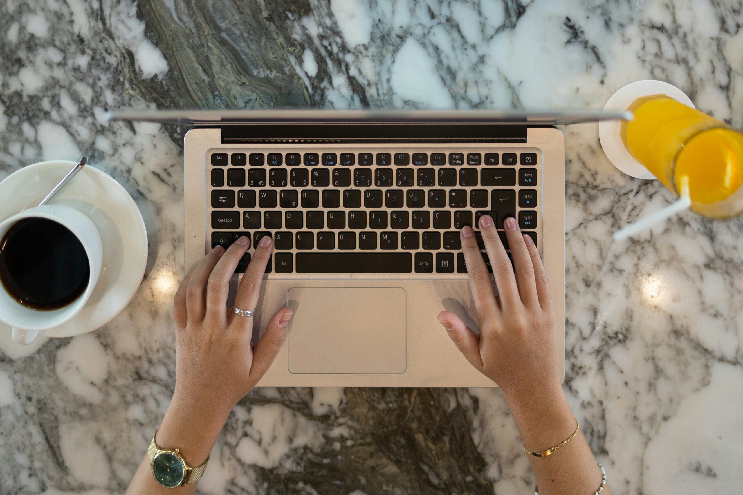 How to Work Remotely While Traveling (and Actually Enjoy It!)